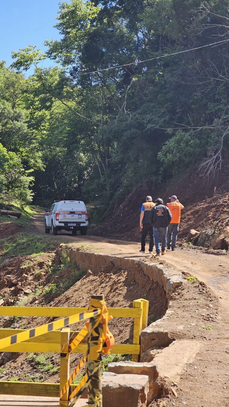 FOTOS: Estradas em Canela são interditadas, após rompimento de adutora