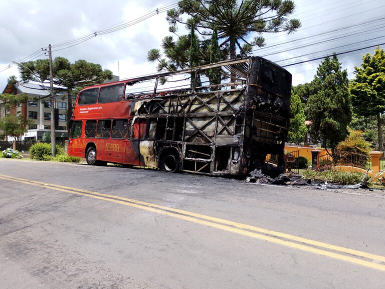 “O motorista do ônibus foi um herói”, disse bombeira.