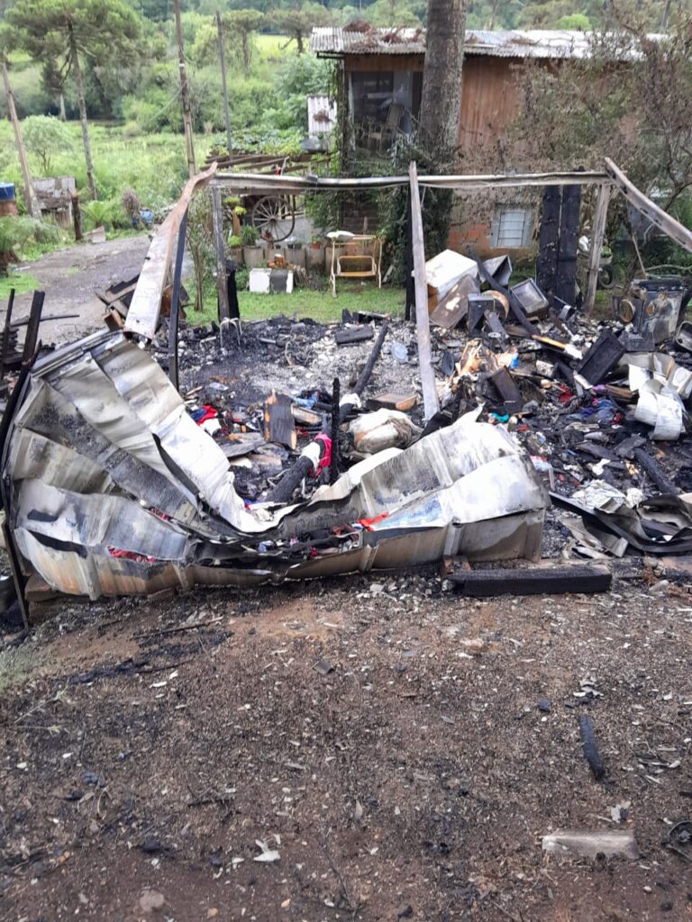 Família perde casa e animal de estimação em incêndio criminoso na Véspera de Natal