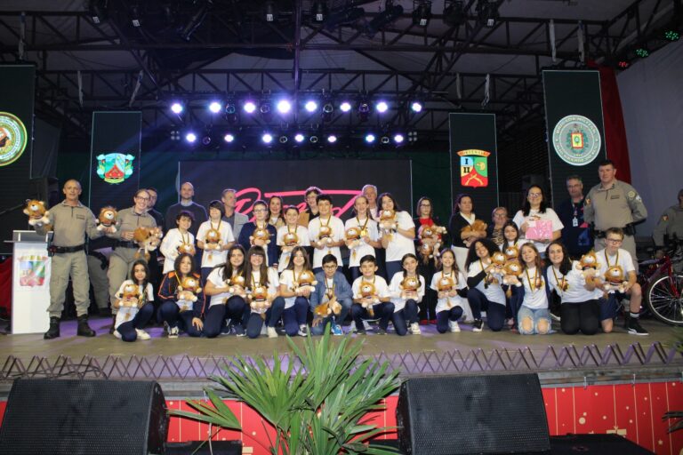 FOTOS: 450 alunos formados para a vida