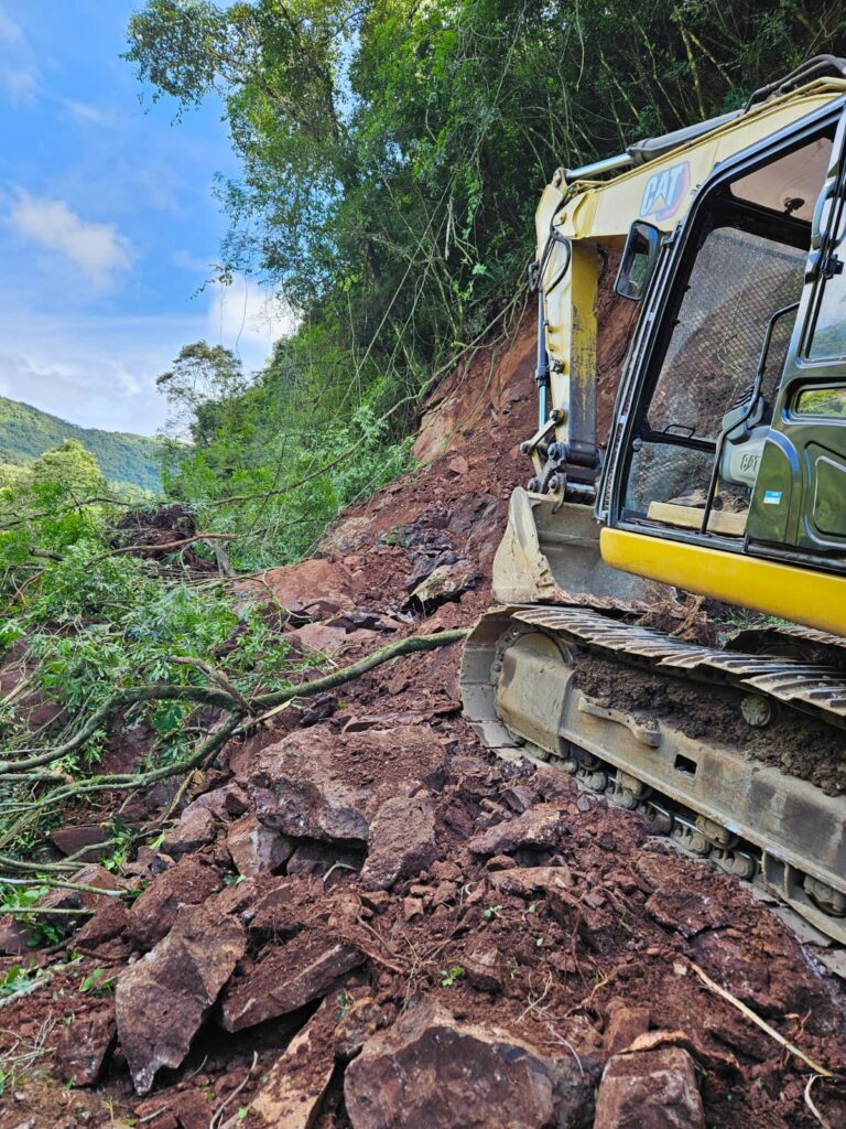 Estrada entre Gramado e Caxias do Sul pela Ponte do Raposo está bloqueada devido à queda de barreira