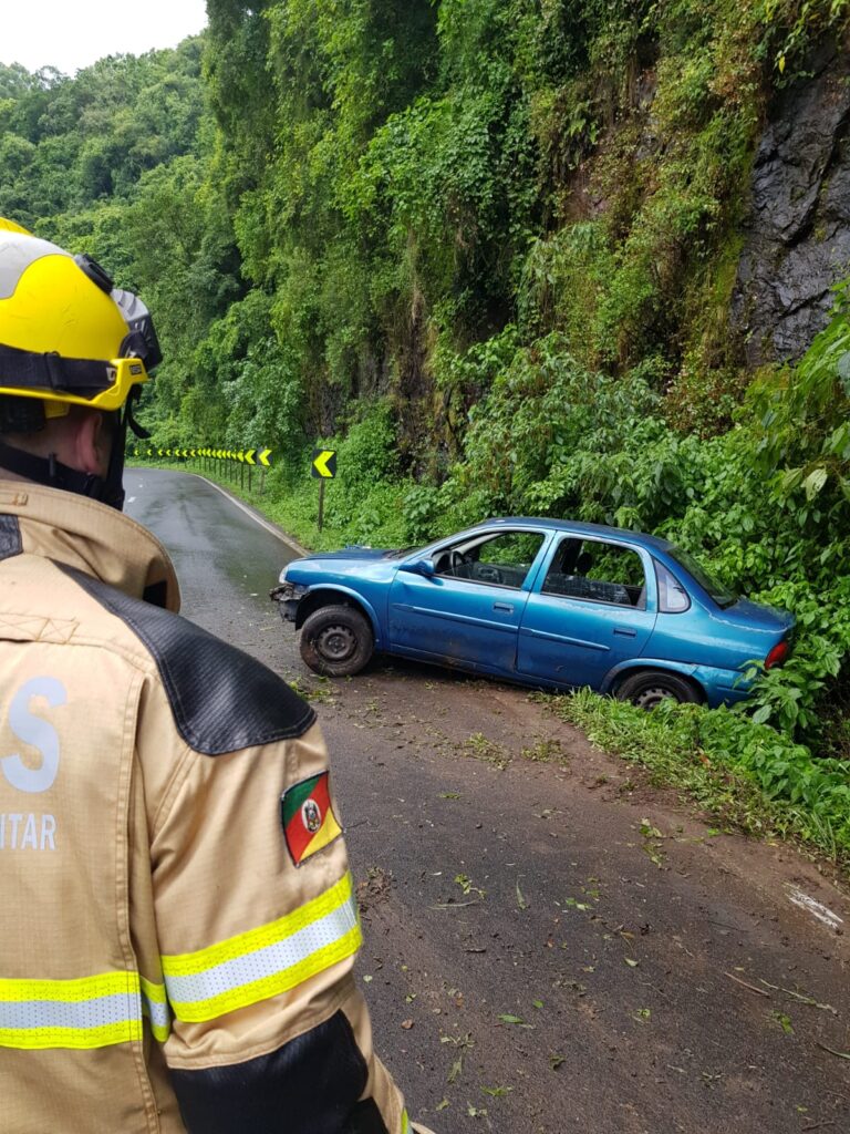 Acidente na ERS-115: Veículo capota na Curva do S, mas ocupantes saem ilesos