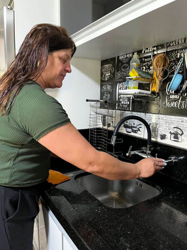 “Vai ter água? Todo dia é uma incerteza”, reclama moradora sobre a Corsan