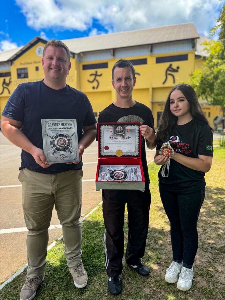 Mestre Gramadense recebe homenagem internacional e tem trajetória contada em livro sobre as artes marciais
