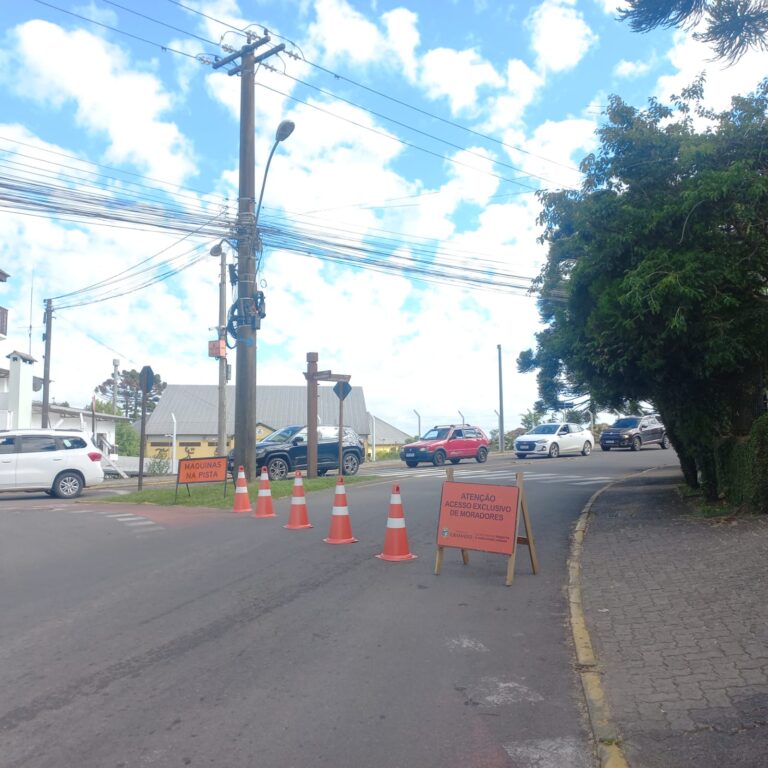 Rua Emílio Leobet tem bloqueio para obras de adutora da Corsan