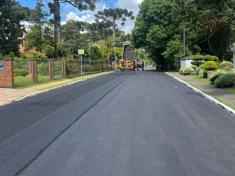 Secretaria de Obras realiza recapeamento de ruas no bairro Lago Negro