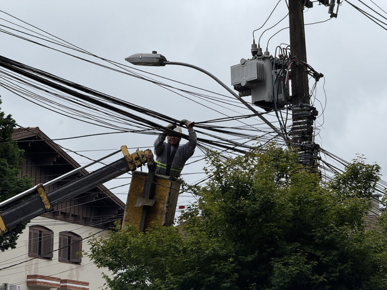 Cerca de 800 quilos de fios e cabos obsoletos já foram retirados da Rua São Pedro