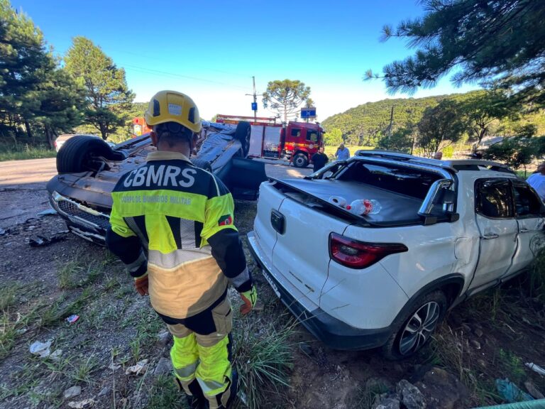 Acidente na ERS-235 resulta em capotamento de veículo