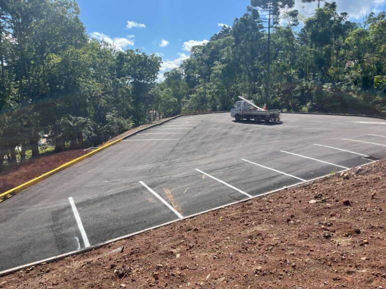 Novo estacionamento do Hospital Arcanjo São Miguel entra em fase de sinalização das vagas