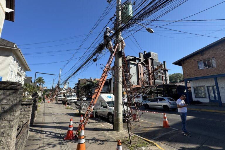 Inicia ação de retirada de fios sem utilidade na Rua São Pedro