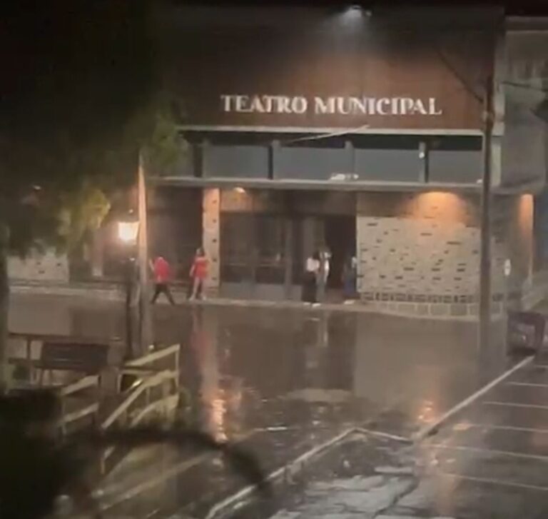 Brigada Militar não identifica arrombamento no Teatrão