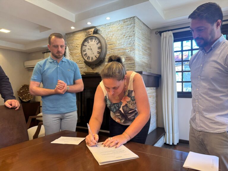 Fernanda Pereira Dias toma posse na Câmara de Gramado