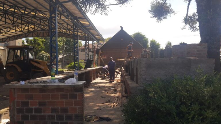 Telhado dos fornos junto ao Centro de Feiras é retirado para garantir segurança