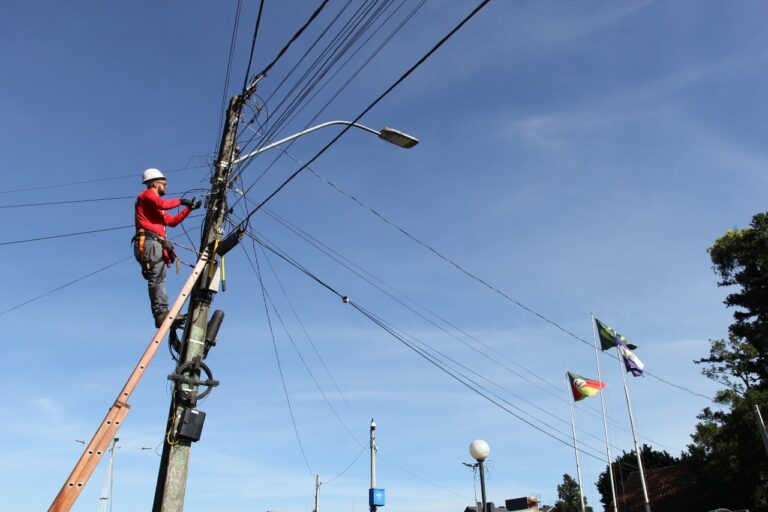Mais de uma tonelada de fios inativos é retirada dos postes no Centro de Canela