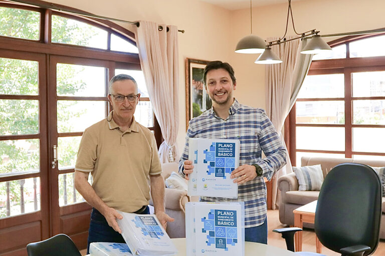 Secretaria de Meio Ambiente de Canela entrega Plano de Saneamento Básico