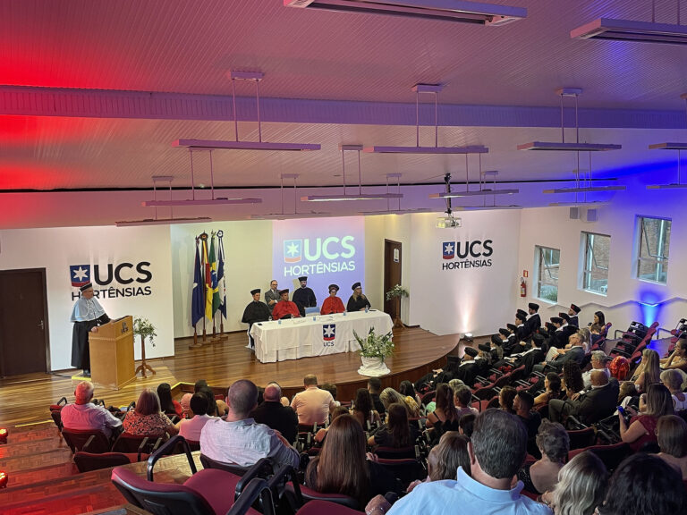 Formaturas de graduação lotam auditório da UCS Hortênsias