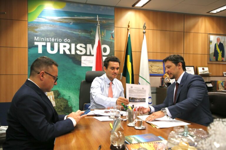 Gilberto Cezar apresenta projeto de revitalização do Centro de Feiras ao ministro do Turismo, Celso Sabino