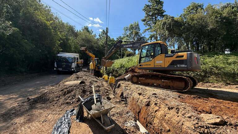 Trabalho de infraestrutura asfáltica avança em diversas localidades do município
