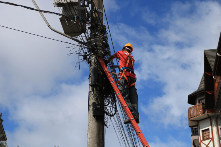 2ª etapa da Operação Poste Limpo registra retirada de mais uma tonelada de fios inativos em Canela