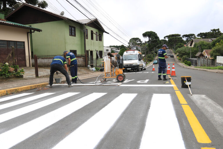 Sinalização no trânsito está recebendo melhorias em Canela
