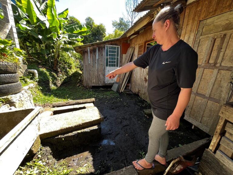 “Isso está insustentável”, relata moradora que sofre com vazamento de esgoto em casa