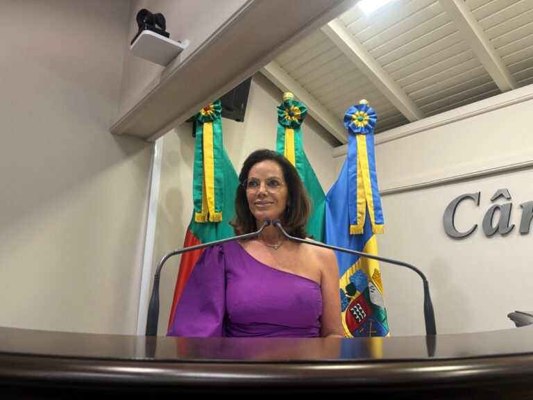 Câmara homenageia Jandira Tissot por sua trajetória no empreendedorismo e no apoio às mulheres