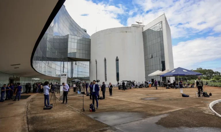 STF decide hoje se Bolsonaro e aliados viram réus pela trama golpista
