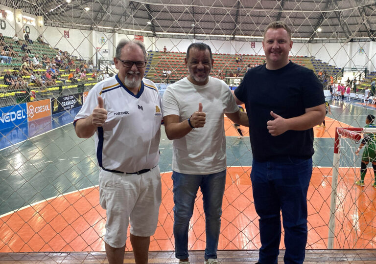 Técnico da Seleção Brasileira de Futsal acompanha jogos da Super Copa Gramado no Perinão