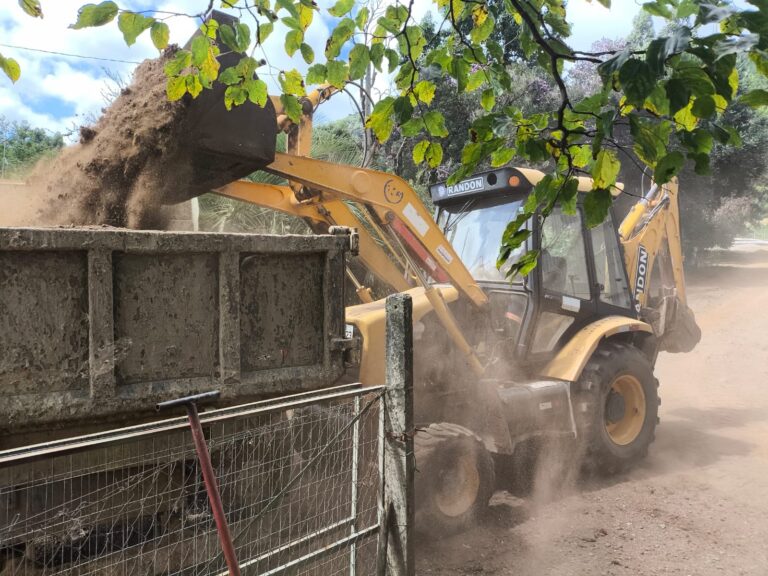 Agricultura auxilia na limpeza de aviário e plantação de pastagens na Linha São Paulo