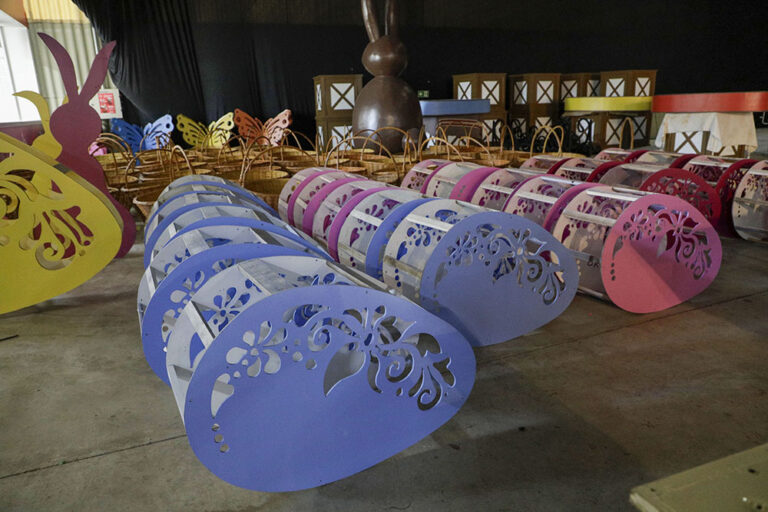 Decoração da ChocoPáscoa Gramado começa a colorir as ruas