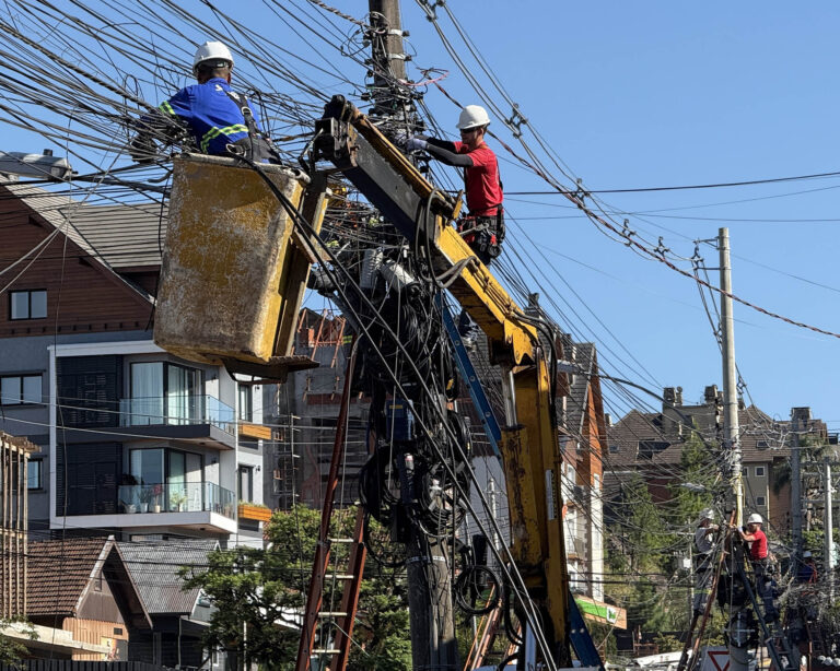 Ação de retirada de fios obsoletos avança para a Avenida das Hortênsias na terça-feira
