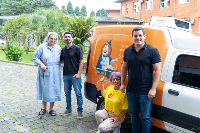 Tampinhas que transformam vidas: Casa da Velha Bruxa arrecada 25 mil tampinhas de garrafa pet