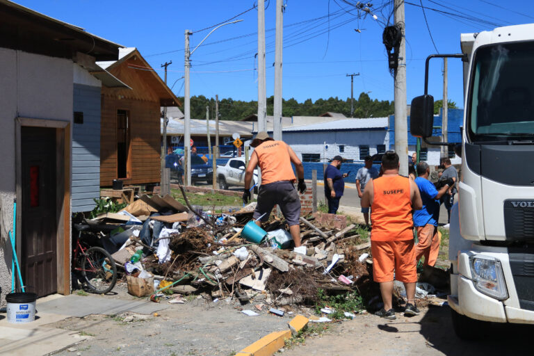 Apenados participam de ação de limpeza no bairro Miná