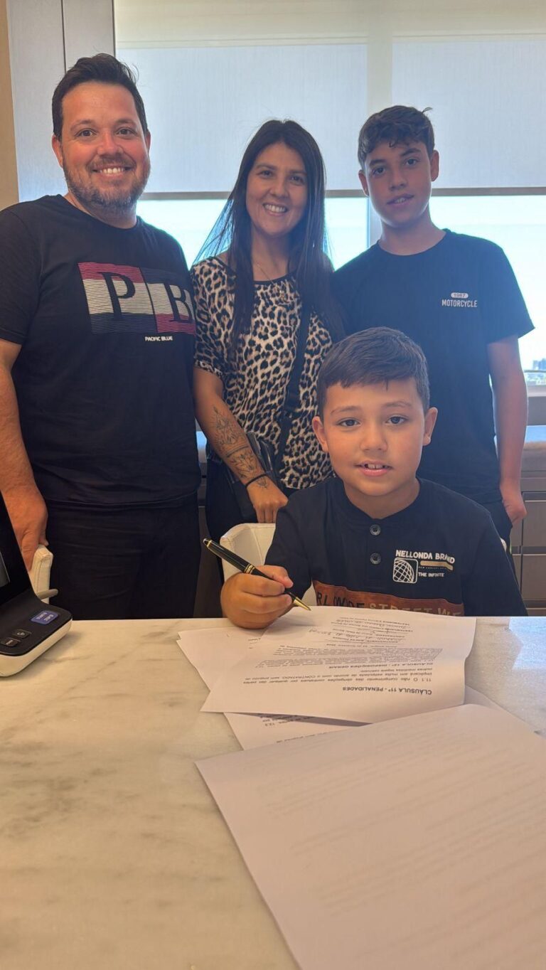 FOTOS: Canelense de apenas 8 anos assina seu primeiro contrato no futebol