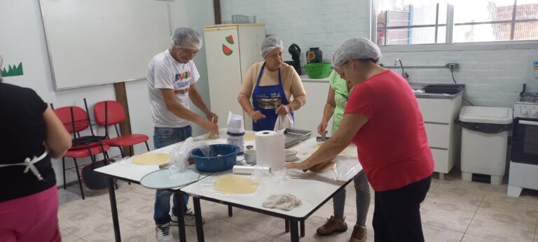 Oficina de confecção de bolachas capacita famílias em Canela