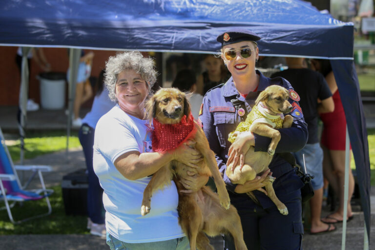 Cempra participa do evento Capacete Rosa com feira de adoção e desfile de cães
