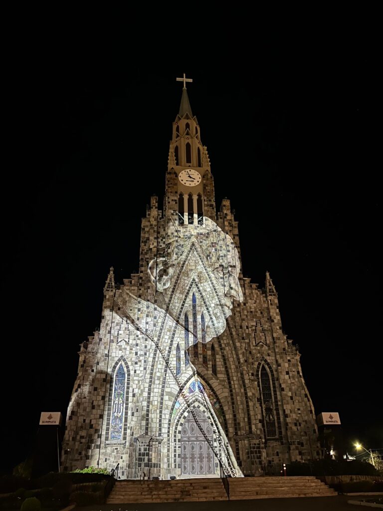 Projeção em homenagem ao Papa na Catedral de Canela, segue até domingo
