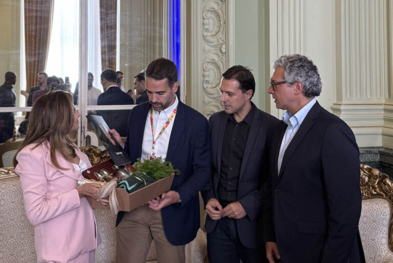 Governador Eduardo Leite recebe convite para o Connection