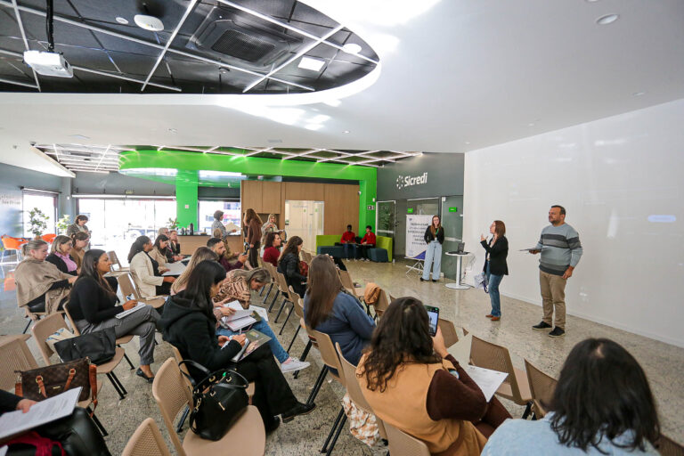 Canela sedia segundo encontro do eixo Educação da Amserra