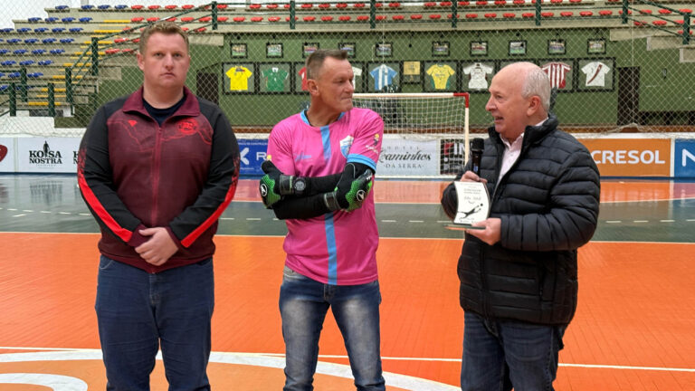 Secretaria de Esporte e Lazer homenageia Airton Fritsch por dedicação ao esporte gramadense