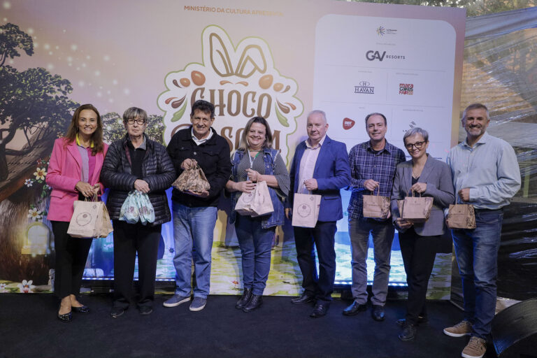 Chocolateiros doam kits de Páscoa para entidades de Gramado