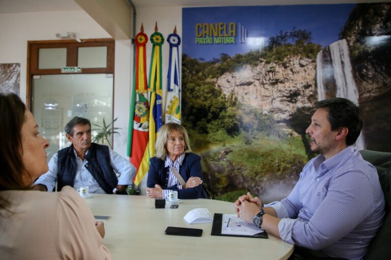 Prefeito Gilberto Cezar recebe a prefeita de Punta del Este no Paço Municipal