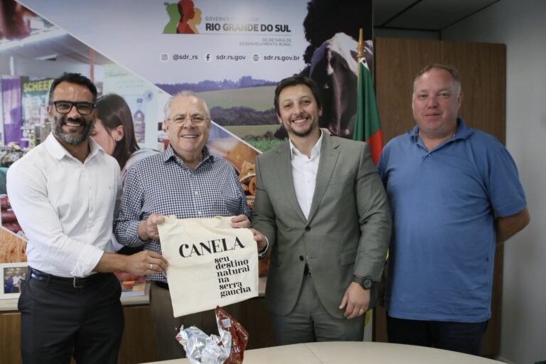 Prefeito Gilberto Cezar e equipe solicitam apoio para Festa Colonial ao Governo do Estado