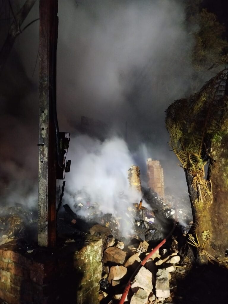 Incêndio em residência no Carniel deixa uma vítima fatal