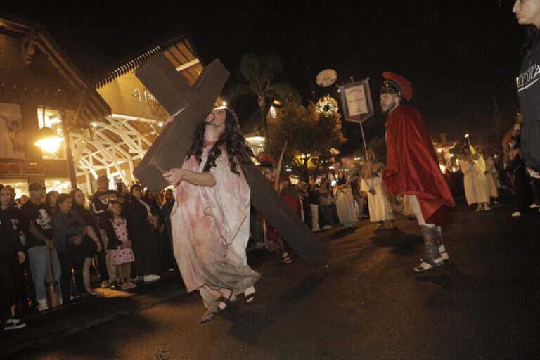 Com avenida Borges lotada, Procissão dos Passos emociona turistas e comunidade