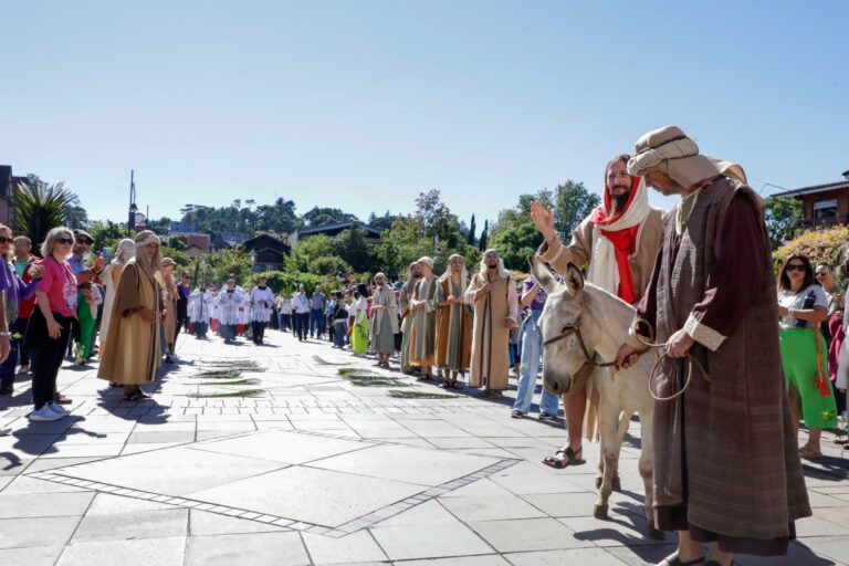 Procissão de Ramos abre a Semana Santa em Gramado