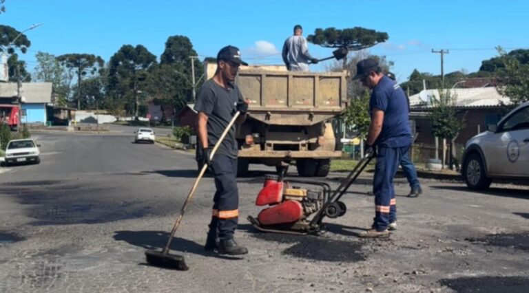 Secretaria de Obras realiza operação tapa-buracos no bairro Santa Terezinha