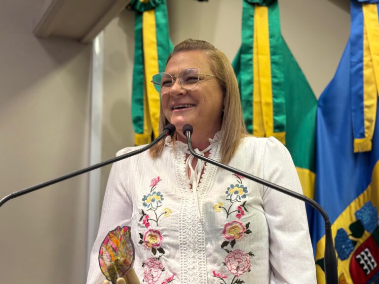Denise Foss recebe Troféu Marília Daros