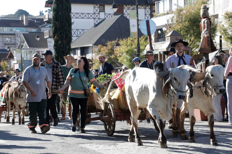 Desfile de Carretas da Festa da Colônia voltou a ser realizado