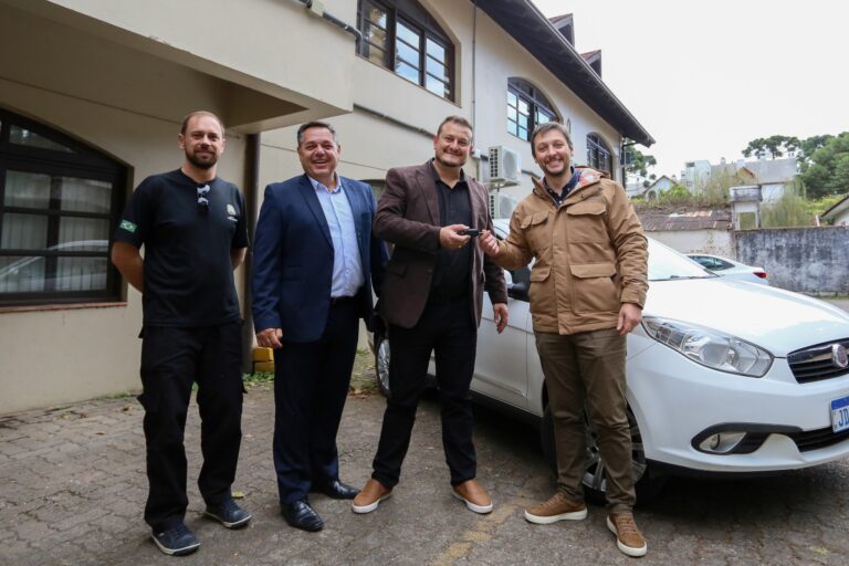 Prefeito recebe veículo conquistado para Canela junto ao Detran